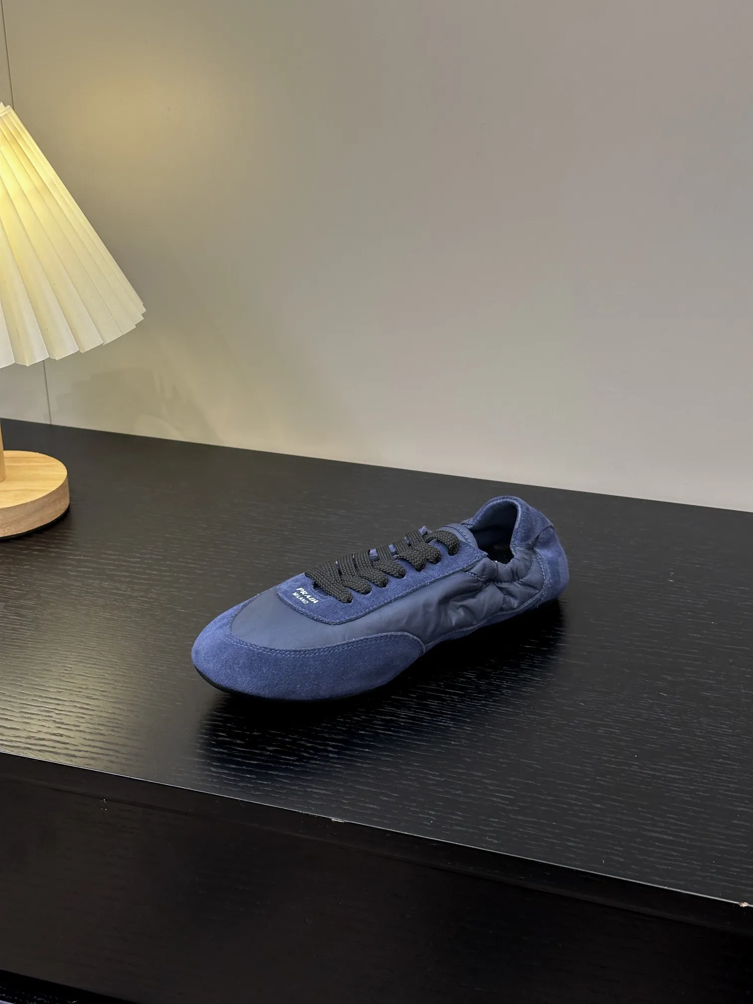 👟👟Ex-factory price 420👟👟 💠𝐏𝐑𝐀𝐃𝐀#Prada catwalk style lightweight thin-soled new moral training shoes casual shoes💠 outsole molded TPU❣️not made of rubber! The suede upper is textured, and the inner sheepskin is wrapped, which is soft and waxy. The insole is thickened with lambskin, which is extremely comfortable to step on, has a sense of support, and feels well wrapped. The shoe shape is full of wrapping, light, easy to wear, and practical. It is a casual shoe that makes you taller and longer legs! White is clean and refreshing, needed all year round, and can be easily worn with skirts and trousers. Upper: imported suede/original molded fabric. Lining: sheepskin. Outsole: TPU outsole! Different from cheap rubber soles on the market! Code number: 35-40 (40 customized)